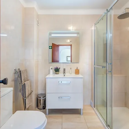 Algarsun - Idealy Situated With Modern Comfort